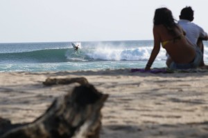 Surfing Playa Negra