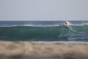 Surfing Playa Negra