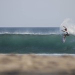 Surfing Playa Negra